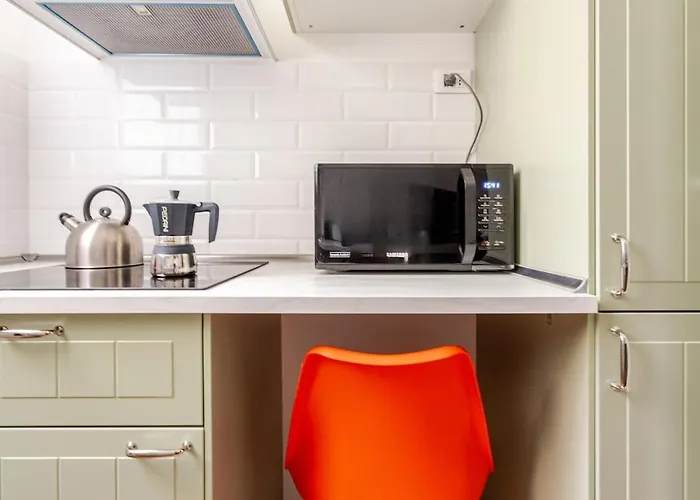 Funky 3br Flat, Scenic Tram To Colosseum 7 Stops Apartamento *