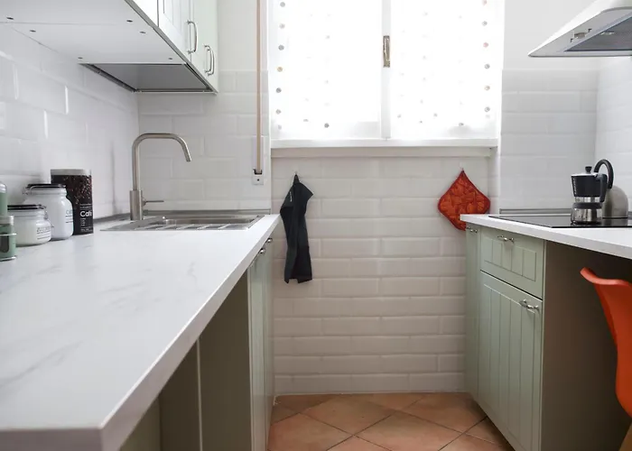 Funky 3br Flat, Scenic Tram To Colosseum 7 Stops * Roma